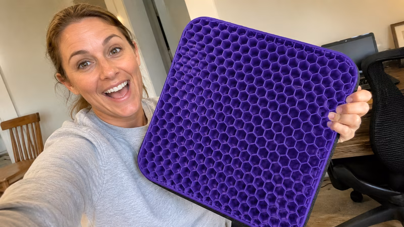 Närbild på den ventilerande memory foam-strukturen och de konturerade kanterna.